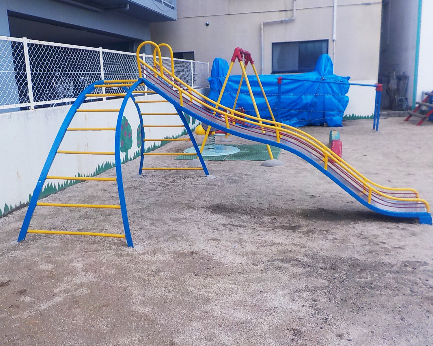 遊具などの塗装のイメージ